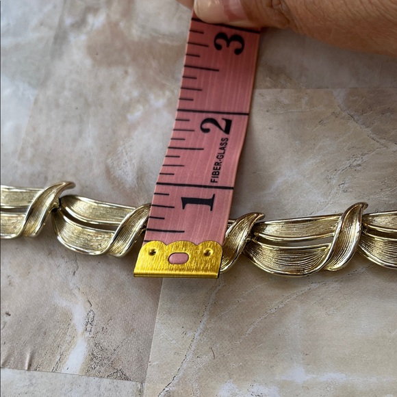 Elegant Gold-Toned Necklace - Picture 8 of 8